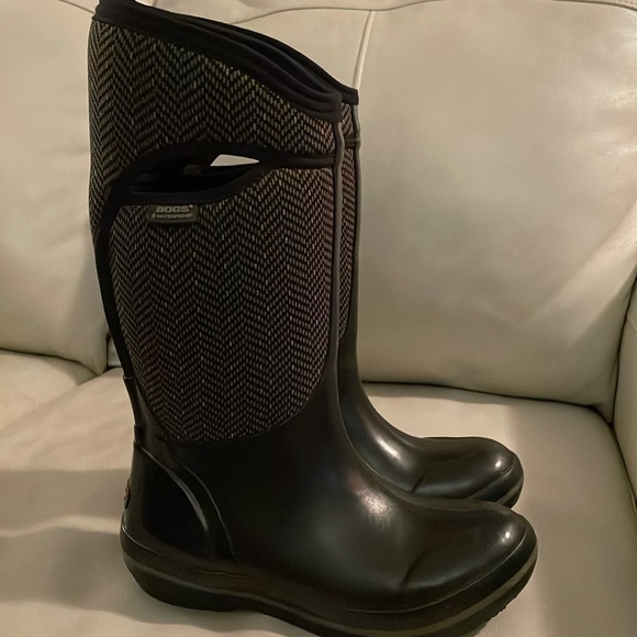 EUC Women’s Bogs tall boots.  Size 7.  Waterproof. Comfortable insoles. - Picture 1 of 6